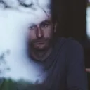 Olhando a um homem sentado à janela.