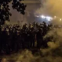 Polícia de choque na rua.