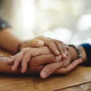 Mãos reconfortantes de duas pessoas.