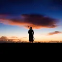 Uma pessoa olhando para o céu noturno.