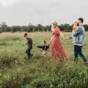 Como filhos, mesmo na idade adulta, devemos honrar nossos pais. Honramos nossos pais ao demonstrar-lhes respeito, apreço, cuidado e preocupação. E se obedecermos a esse mandamento, Deus nos abençoará.