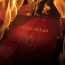 Uma Bíblia em chamas.