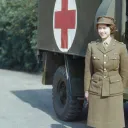 Uma foto da rainha Elizabeth quando jovem em frente a uma ambulância do exército.