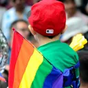 Uma criança em uma Parada do Orgulho LGBT.