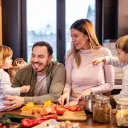 Uma família na cozinha.