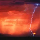 Uma tempestade com nuvens, chuva e relâmpagos.