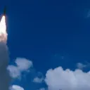 Um foguete/míssil no céu.