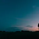 Uma pessoa olhando para o céu à noite.