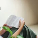 Uma mulher lendo a Bíblia.