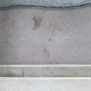 Um túmulo em uma caverna.