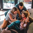 Uma família brincando junta.