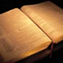 Uma Bíblia sobre a mesa.