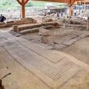Foto de uma das duas sinagogas descobertas na antiga cidade de Magdala que estavam em uso no primeiro século durante o ministério de Jesus Cristo.