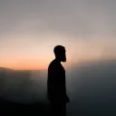 A silhueta de um homem.