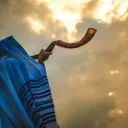 Uma pessoa tocando um shofar.