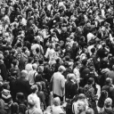 Uma grande multidão de pessoas.