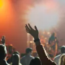 Pessoas participando de um culto de louvor em uma igreja.