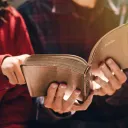 Duas pessoas olhando para uma Bíblia aberta.