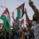 Pessoas comemorando na Faixa de Gaza.