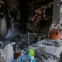 Uma casa incendiada.