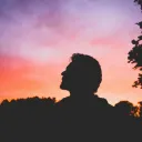 Silhueta de um homem olhando para cima.