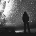 Um céu noturno distorcido e girando.