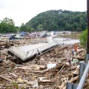 O rio Rocky Broad fez o Lago Lure transbordar e inundar a cidade com detritos da vila de Chimney Rock, Carolina do Norte, após as fortes chuvas do Furacão Helene em 28 de setembro de 2024.
