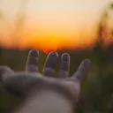 Deus intervirá neste mundo conflituoso e nos tomará pelas mãos e nos resgatará — levando-nos para perto dEle. Mas você pode ir até Deus agora mesmo e segurar na mão dEle.