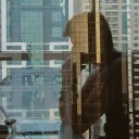 Reflexo de um homem pensativo enquanto olha para o computador.