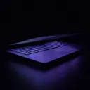 Laptop preto com luz roxa