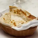 Um cesto de pães sem fermento.