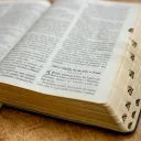 Uma Bíblia sobre uma mesa.