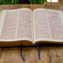 Uma Bíblia sobre a mesa.