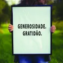 Uma pessoa segurando um cartaz escrito: Generosidade. Gratidão.