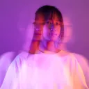 Uma foto de uma mulher com efeito de desfoque.