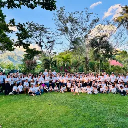 a large group of people outdoors