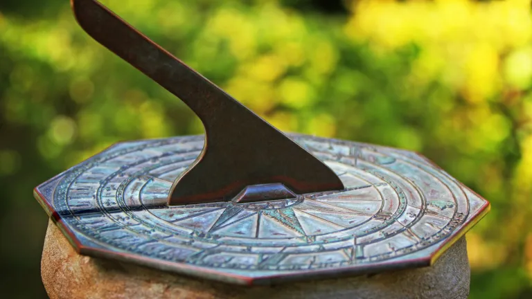 Um relógio solar em um jardim.