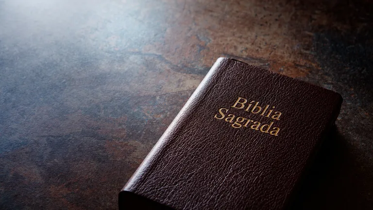 Uma Bíblia sobre uma mesa.