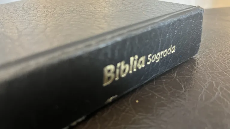 Uma Bíblia sobre uma mesa.