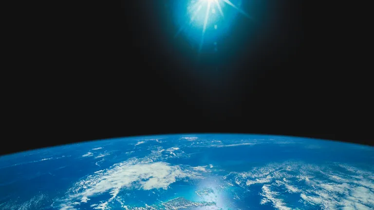 Ilustração fotográfica de uma luz brilhante acima da terra.