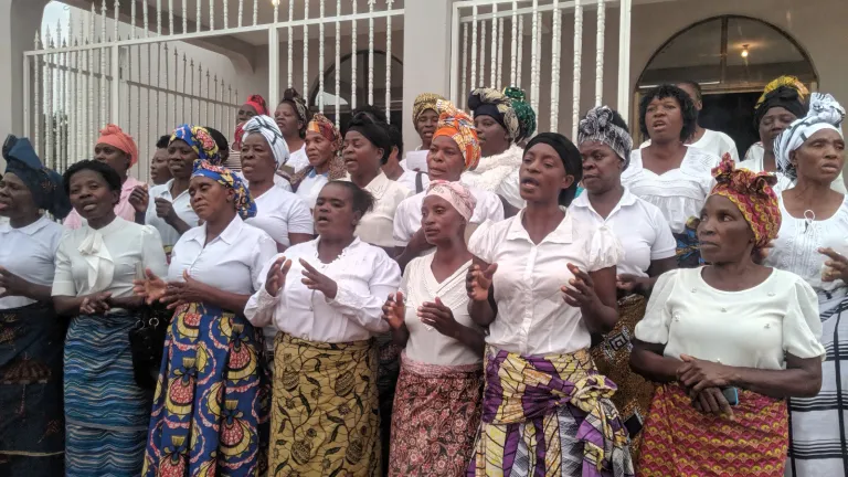 Um grupo de pessoas reunido para celebrar a Festa dos Tabernáculos.