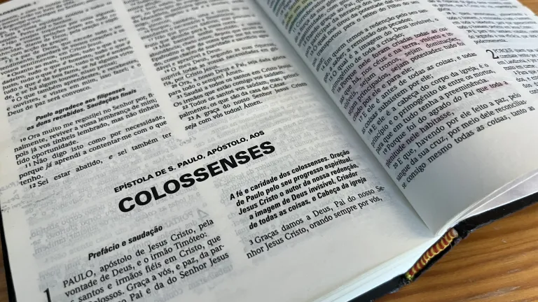Uma Bíblia aberta no livro de Colossenses.