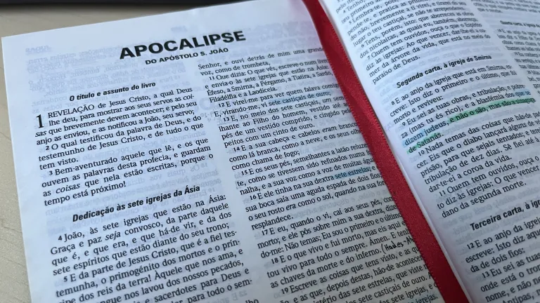 Bíblia aberta no livro de Apocalipse.