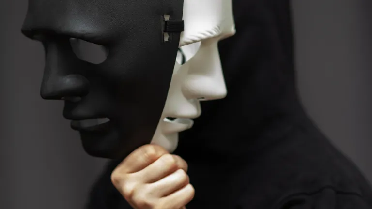 Máscaras com rostos preto e branco. 