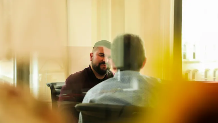 Dois caras conversando.