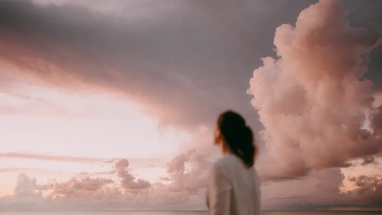 Uma mulher contemplando o céu.