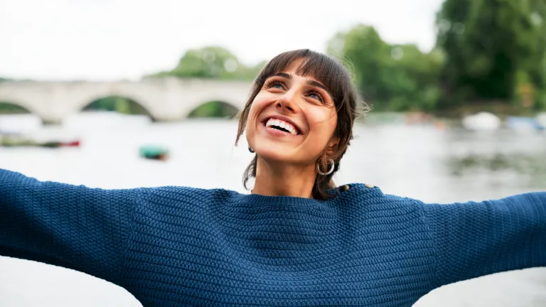 auto_awesome Did you mean: A woman with her arms stretched out looking up. 46 Uma mulher com os braços estendidos, olhando para cima.