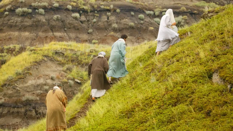 Vários apóstolos de Jesus Cristo eram primos dele; mais tarde, seus meios-irmãos Tiago e Judas escreveram epístolas que levam seus nomes e se tornaram parte do Novo Testamento. Pessoas subindo uma colina.