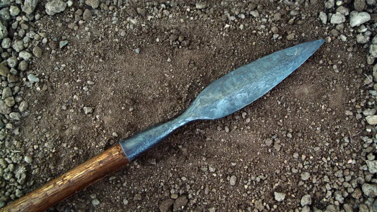 Uma lança na terra.