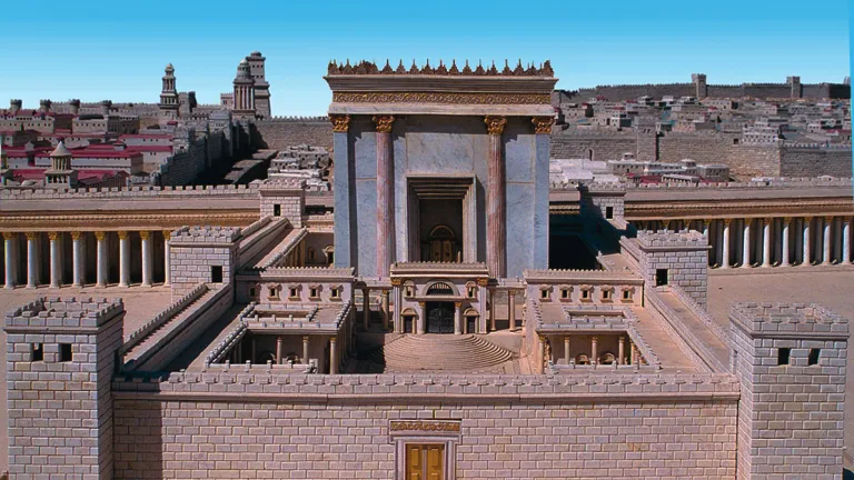 Na morte de Cristo, a cortina maciça que separava o Santo dos Santos do resto do templo foi rasgada de cima para baixo, significando que a humanidade agora tem acesso direto a Deus Pai através do sacrifício de Cristo. Um modelo do templo.